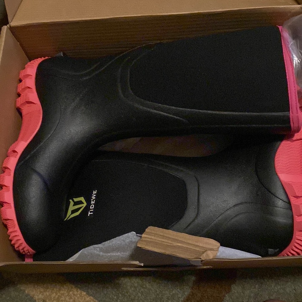 Black and pink women’s rain boot size 8 by Tidewe